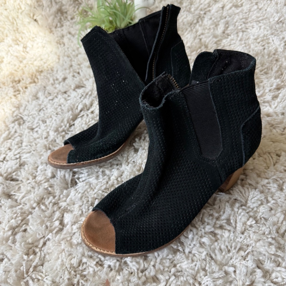 Stylish Toms super cute ankle, spring fashion Black and Tan Peep-Toe Heeled Boot - Picture 3 of 6